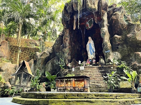 포토 JPG 해외이미지 식물 전통 꽃 기독교 종교 문화 여행 건축양식 자연 사람 동양인 사람없음 야외 조각상 뷰티 정원 기도 예수 동굴 집중 인도네시아 신성 묵주 랜드마크 해외202310 해외포토 건축 아시아 컨셉 종교용품 인종 조형물 신_종교 생태계 파일형식