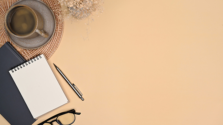 포토 JPG 해외이미지 안경 커피 백그라운드 사람없음 컵 하이앵글 사무실 볼펜 공책 컵받침 오브젝트 살구색 카피스페이스 해외202310 해외포토 식기 잡화 음료 뷰포인트 컬러 비즈니스 문구용품 펜 공백 받침대 파일형식