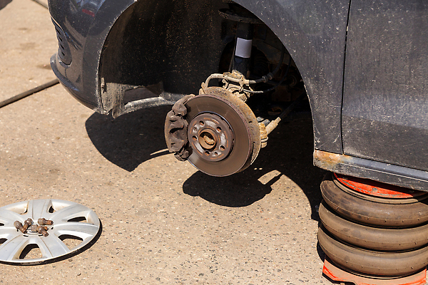 포토 JPG 해외이미지 계절 산업 도로 교통시설 자동차 안전 사람없음 야외 여름 상점 장비 가을 공구 나사 스패너 디스크 업무 바퀴 작업실 기술자 변화 가장자리 수리 브레이크 서비스 타이어 리프트 볼트 고정 밟기 정비공 고무 잭 유지 교체 자동 제어 차고 해외202310 해외포토 직업 길 육상교통 교통 컨셉 모션 도구 작업 둘레 질병 시설 파일형식