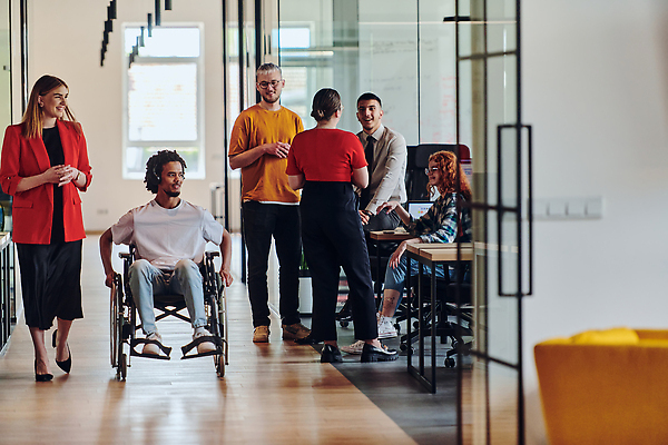 포토 JPG 해외이미지 전신 여자 남자 함께함 여러명 성인 앞모습 사무실 문 걷기 헤드셋 직장인 장애인 책상 동료 휠체어 성인만 해외202310 해외포토 직업 뷰포인트 음향기기 가구 다수 컨셉 비즈니스 관계 모션 사람 헤드폰 장애 파일형식