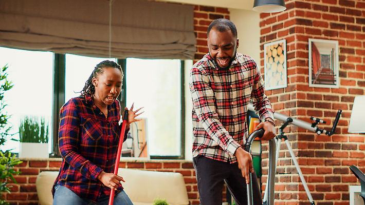 포토 JPG 해외이미지 커플 여자 남자 행복 흑인 노래 창문 웃음 상반신 성인 두명 앞모습 소파 망원경 춤 청소 청소기 대걸레 성인만 해외202310 해외포토 서양인 감정 음악 뷰포인트 의자 관계 문화예술 표정 사람 전자제품 청소도구 파일형식