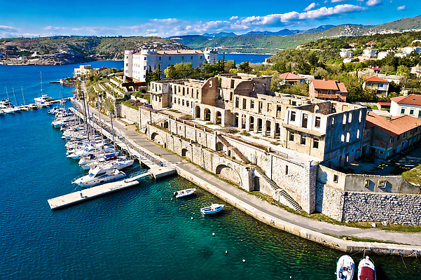 포토 JPG 해외이미지 바다 섬 건축양식 휴가 산 안테나 풍경 사람없음 건물 초록색 물 여름 파란색 교회 탑 항구 경기장 산책로 전원 도시 만 역사 지중해 빌라 타운 크로아티아 로마인 해외202310 해외포토 자연요소 건축물 계절 건축 유럽 길 컬러 통신 스포츠시설 종교건축 교통시설 주택 인종 전기에너지 파일형식
