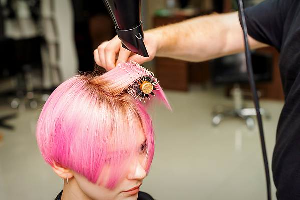 포토 JPG 해외이미지 여자 남자 분홍색 짧은머리 상반신 성인 두명 머리카락 머리빗 미용실 드라이어 미용사 머리손질 성인만 해외202310 해외포토 직업 헤어스타일 컬러 사람 뷰티 머리 미용용품 뷰티샵 파일형식