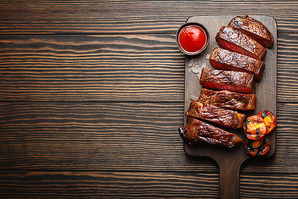 포토 JPG 해외이미지 토마토 육류 스테이크 사람없음 신선 슬라이스 나무도마 나무배경 해외202310 해외포토 백그라운드 채소 식재료 도마 서양음식 목재 파일형식