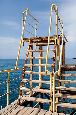 포토 JPG 해외이미지 호수 파도 바다 여행 백그라운드 사다리 자연 하늘 휴가 휴식 항해 풍경 사람없음 목재 물 여름 파란색 뷰티 계단 금속 항구 수영 산책 산책로 큼 갑판 부식 휴양지 포트 단계 옛날 철강 해외202310 해외포토 자연요소 나무 계절 길 컬러 컨셉 배_교통 재료 교통시설 재질 장소 도구 수상스포츠 크기 생태계 파일형식