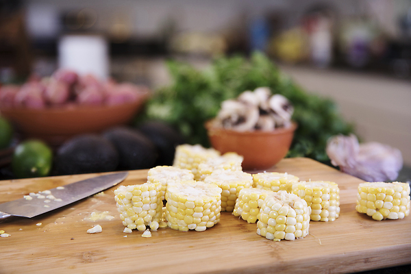포토 JPG 해외이미지 음식 채소 재료 도마 건강 옥수수 요리 사람없음 노란색 주방 칼 달콤 자르기 준비 유기농 알맹이 숙성 채식주의자 개조 맛있는 해외202310 해외포토 웰빙 컬러 모션 주방용품 곡류 맛 채식 파일형식