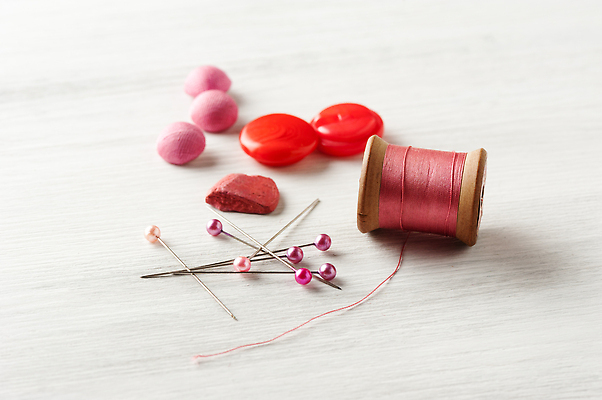 포토 JPG 해외이미지 단추 사람없음 실 압정 바느질 나무바닥 실타래 골무 해외202310 해외포토 바닥 사무용품 파일형식