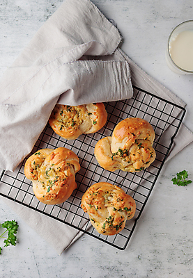 포토 JPG 해외이미지 치즈 사람없음 우유 허브 우유잔 페스츄리 핸드메이드 식힘망 해외202310 해외포토 식물 빵 잔 유제품 주방도구 제빵도구 파일형식