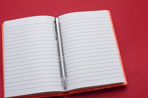 포토 JPG 해외이미지 종이 선 통신 사람없음 펜 볼펜 공책 공백 정보 흰색 주름 센터 페이지 카피스페이스 해외202310 해외포토 컬러 문구용품 필기구 파일형식