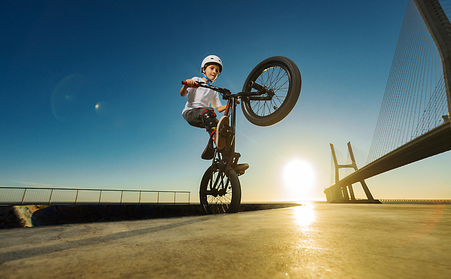 포토 JPG 해외이미지 라이프스타일 공원 실루엣 스포츠 포즈 백그라운드 장난 모션 하늘 거리 한명 사람 경사 소년 야외 10대 여름 태양 자전거 점프 경쟁 스케이트 토끼 도시 떨어짐 승차 헬멧 위험 묘기 속도 순환 사이클링 스케이트장 라이더 레이서 바이크레이서 바이킹 프리스타일 해외202310 해외포토 자연요소 1 계절 공공시설 남자 어린이 스포츠용품 컨셉 포유류 스포츠시설 청소년 촬영기법 생활 반려동물 바이크 보호장비 육상스포츠 파일형식