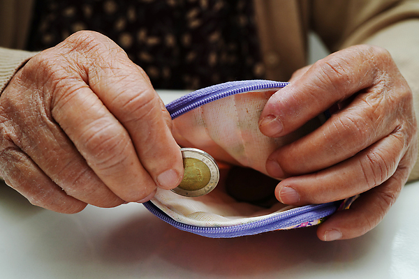 포토 JPG 해외이미지 직업 손 여자 노년 돈 비즈니스 주택 건강 성인 사람없음 치료 금융 경제 동전 돼지저금통 잡기 업무 절약 계산 지갑 구매 가난 은퇴 걱정 문제 월 빚 돌봄 연금 예산 옛날 인출 카운트 혼자 해외202310 해외포토 감정 컨셉 의학 모션 사람 건물 신체부위 쇼핑 저금통 작업 날짜 재산 파일형식