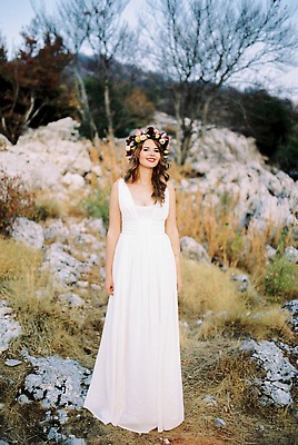 포토 JPG 해외이미지 나무 백인 1 드레스 행복 결혼 결혼식 산 건조 한명 서기 컬러풀 화환 흰색 파마 닫기 그리스인 스타일 해외202310 해외포토 서양인 식물 헤어스타일 옷 꽃 감정 컬러 모션 사람 이벤트 파일형식