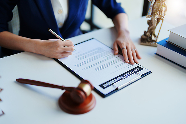 포토 JPG 해외이미지 여자 비즈니스 한명 앉기 상반신 성인 책 사무실 동상 펜 기록 법률가 책상 상담 문서 법 의사봉 변호사 성인여자한명만 해외202310 해외포토 직업 1 가구 모션 사람 필기구 조형물 기념물 여자한명만 성인여자만 파일형식