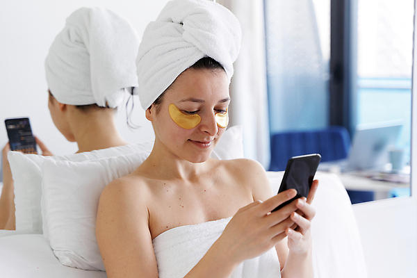 포토 JPG 해외이미지 라이프스타일 응시 여자 얼굴 인터넷 부분 아침 모바일 휴식 아파트 주택 실내 건강 대화 가면 한명 사람 치료 스마트폰 핸드폰 수건 뷰티 스파 목욕 화장품 침실 방 흰색 침대 잡기 셀프카메라 전화기 피부 패드 순서 거짓말 돌봄 소셜 신청 해외202310 해외포토 주간 1 시선 컬러 가구 컨셉 의학 모션 말하기 내부 건물 생활 신체부위 전자제품 스마트기기 위생용품 사진촬영 청결 파일형식