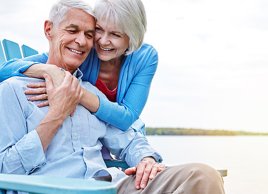 포토 JPG 해외이미지 여자 노년 남자 행복 여행 벤치 안기 휴식 웃음 앉기 상반신 야외 두명 노부부 노인만 해외202310 해외포토 부부 감정 컨셉 의자 모션 표정 사람 성인 성인만 파일형식