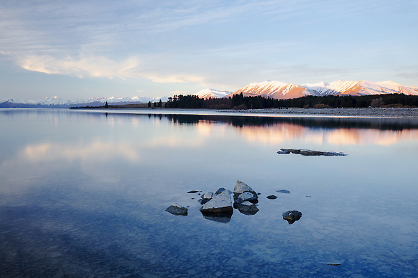 포토 JPG 해외이미지 호수 컬러 여행 자연 하늘 산 풍경 사람없음 물 파란색 햇빛 뷰티 환경 맑음 황혼 일몰 봄 새벽 전원 저녁 언덕 뉴질랜드 내추럴 웅장함 눈내림 해외202310 해외포토 자연요소 계절 날씨 눈_날씨 태양 노을 오세아니아 전기에너지 야간 생태계 파일형식
