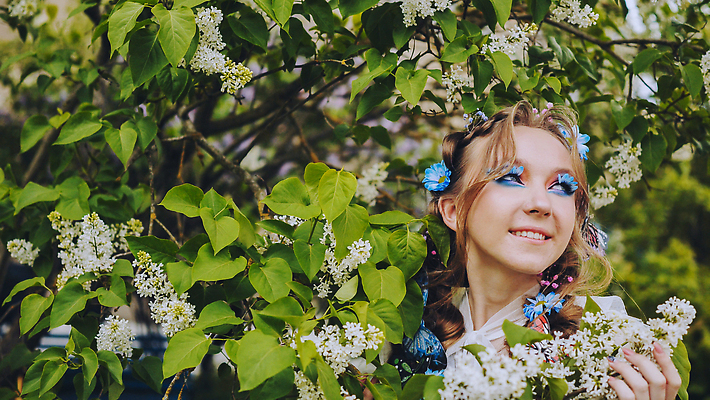 포토 JPG 해외이미지 백인 모델 헤어스타일 계절 여자 꽃 얼굴 나비 자연 동화 요정 한명 성인 초록색 금발 뷰티 유행 귀여움 화환 봄 흰색 잡기 화려 달콤 피부 피부관리 마법 라일락 내추럴 완벽 스타일 성인여자만 표현성 해외202310 해외포토 서양인 식물 1 컬러 곤충 컨셉 모션 사람 신체부위 맛 생태계 여자만 성인만 파일형식