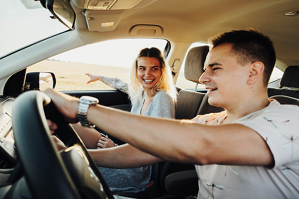 포토 JPG 해외이미지 백인 커플 여자 남자 도로 여행 2 가족 관계 자동차 남편 함께함 성인 두명 일몰 아내 저녁 문신 해외202310 해외포토 서양인 길 육상교통 컨셉 교통시설 사람 노을 야간 파일형식