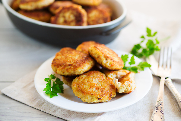 포토 JPG 해외이미지 전통 접시 음식 백그라운드 잎 다이어트 채소 공 탁자 파슬리 건강 육류 돼지고기 어류 요리 사람없음 목재 초록색 빛 케이크 주방 식사 저녁식사 치킨 튀김 껍질 흰색 아기 신선 원형 맛 미트볼 굽기 레몬 허브 해산물 메뉴 준비 매움 패티 점심식사 핸드메이드 맛있는 해외202310 해외포토 도형 나무 식물 식기 컬러 가구 컨셉 과일 식재료 재료 디저트 사람 수중동물 구이 닭고기요리 파일형식