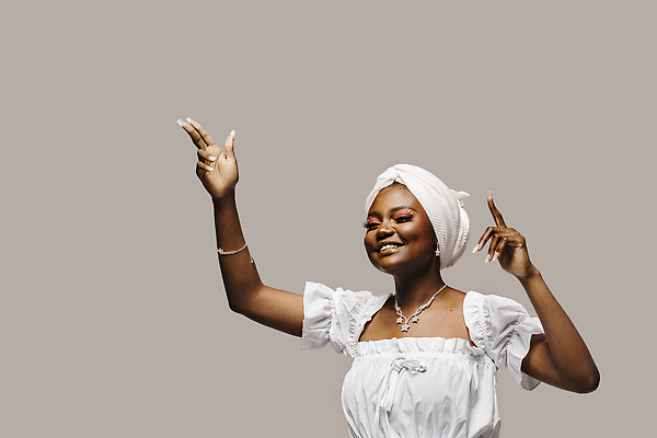 포토 JPG 해외이미지 모델 라이프스타일 여자 행복 감정 백그라운드 휴가 기념 실내 선물 한명 미소 사람 뷰티 파티 검은색 축하 춤 생일 우아함 이슬람교 긍정 고립 스타일 해외202310 해외포토 1 기념일 종교 컬러 컨셉 문화예술 표정 이벤트 내부 생활 파일형식