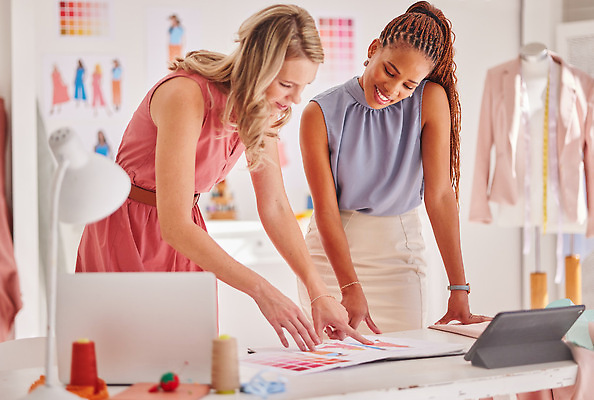 포토 JPG 해외이미지 여자 회사 탁자 회의 대화 상반신 성인 두명 앞모습 옆모습 노트북 태블릿 스탠드 가리킴 비즈니스우먼 계획 패션디자이너 의상디자인 컬러리스트 패션산업 성인여자만 해외포토 컬러칩 직업 디자인 산업 뷰포인트 가구 컨셉 비즈니스 조명 말하기 사람 손짓 전자제품 스마트기기 직장인 디자이너 여자만 성인만 파일형식