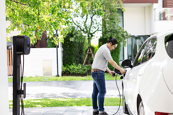 포토 JPG 해외이미지 전신 남자 미래 한명 성인 옆모습 친환경 충전 전기자동차 전기충전 친환경자동차 성인남자한명만 해외202310 해외포토 1 뷰포인트 컨셉 자동차 사람 환경 남자한명만 성인남자만 파일형식