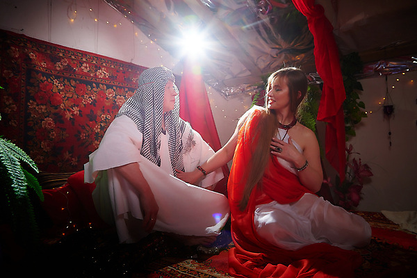 포토 JPG 해외이미지 모델 전통 커플 여자 행복 중동 가족 친절 주택 사랑 성인 두명 빨간색 유행 목도리 낭만 흰색 아내 중앙 이슬람교 부드러움 아라비아 동쪽 아랍에미리트 두바이 아랍어 하렘 해외202310 해외포토 잡화 감정 나라 종교 컬러 컨셉 관계 사람 건물 감각 방향 파일형식