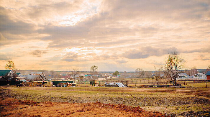 포토 JPG 해외이미지 나무 전통 외관 계절 문화 여행 겨울 건축양식 자연 하늘 주택 사람없음 야외 건물 목재 장식 햇빛 태양 뷰티 농장 마을 일출 정원 일몰 시골 숲 빌라 시골집 러시아 내추럴 랜드마크 러시아인 옛날 해외202310 해외포토 자연요소 서양인 식물 건축물 건축 유럽 농업 재료 노을 생태계 파일형식