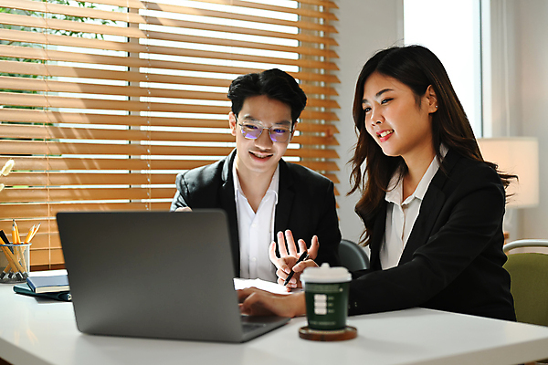 포토 JPG 해외이미지 여자 남자 안경 커피 비즈니스 회의 함께함 앉기 상반신 성인 두명 옆모습 노트북 필기구 펜 블라인드 비즈니스맨 비즈니스우먼 그룹 책상 직원 연필꽂이 테이크아웃컵 성인만 해외202310 해외포토 잡화 음료 뷰포인트 가구 컨셉 모션 문구용품 사람 컵 전자제품 커튼 직장인 파일형식