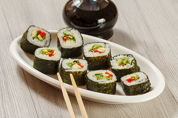 포토 JPG 해외이미지 전통 접시 아시아 음식 젓가락 밥 오이 건강 어류 요리 동양인 사람없음 목재 빨간색 일본 검은색 식사 저녁식사 초밥 종 흰색 신선 막대기 해조류 달콤 해산물 날것 롤 후추 아보카도 대두 채식주의자 맛있는 해외202310 해외포토 나무 식기 나라 컬러 채소 과일 재료 수저 인종 수중동물 해양식물 맛 향신료 채식 일본음식 파일형식