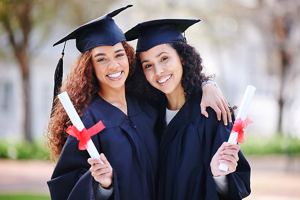포토 JPG 해외이미지 서양인 여자 학사모 학교 졸업식 졸업생 들기 상반신 성인 두명 앞모습 졸업가운 졸업장 성인여자만 해외202310 해외포토 외국인 모자_잡화 교육 뷰포인트 졸업 모션 사람 가운 여자만 성인만 파일형식