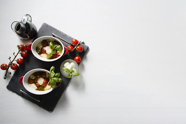 포토 JPG 해외이미지 접시 음식 백그라운드 다이어트 재료 치즈 요리 사람없음 초록색 컬러풀 저녁식사 이탈리아 신선 아침식사 굽기 지중해 메뉴 바질 점심식사 모짜렐라치즈 카프레제 핸드메이드 디톡스 맛있는 해외202310 해외포토 식기 유럽 바다 컬러 유제품 건강 식사 샐러드 구이 파일형식