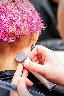 포토 JPG 해외이미지 여자 남자 분홍색 짧은머리 상반신 성인 두명 머리카락 미용실 미용사 머리손질 바리깡 성인만 해외202310 해외포토 직업 헤어스타일 컬러 사람 뷰티 머리 뷰티샵 파일형식