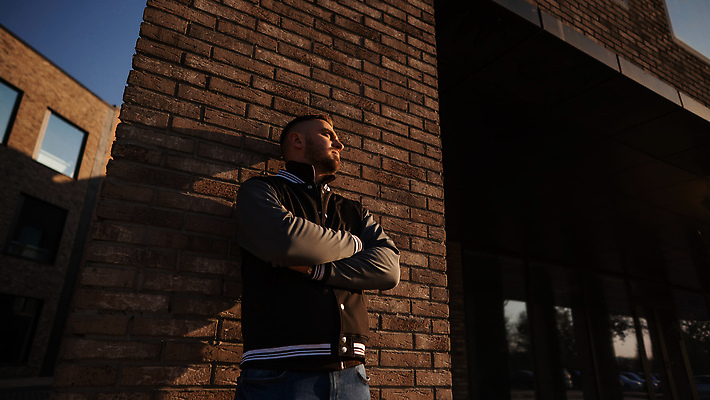 포토 JPG 해외이미지 백인 모델 옷 계절 남자 얼굴 벽 포즈 휴식 벽돌 수염 한명 사람 야외 건물 유행 어둠 봄 산책 재킷 코트 도시 자신감 우아함 콧수염 만족 반대 이발소 무료 폭격기 스타일 해외202310 해외포토 서양인 1 건축물 감정 무기 컨셉 신체부위 외투 뷰티샵 파일형식