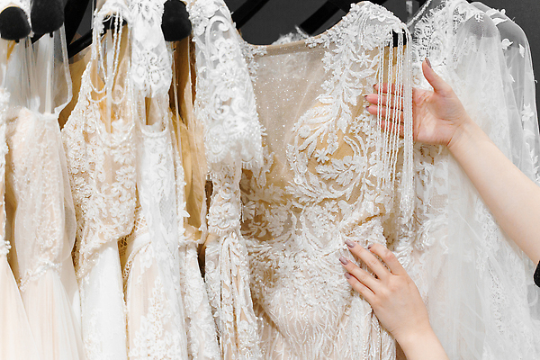 포토 JPG 해외이미지 디자인 드레스 결혼 백그라운드 컨셉 생각 매달리기 사람없음 뷰티 유행 세일 상점 꿈 흰색 아내 장롱 고급 우아함 닫기 옷걸이 마네킹 실크 천 묘사 활 모음 부티크 스타일리스트 파스텔톤 스타일 해외202310 해외포토 레이스천 옷 컬러 가구 모션 이벤트 직물 파일형식