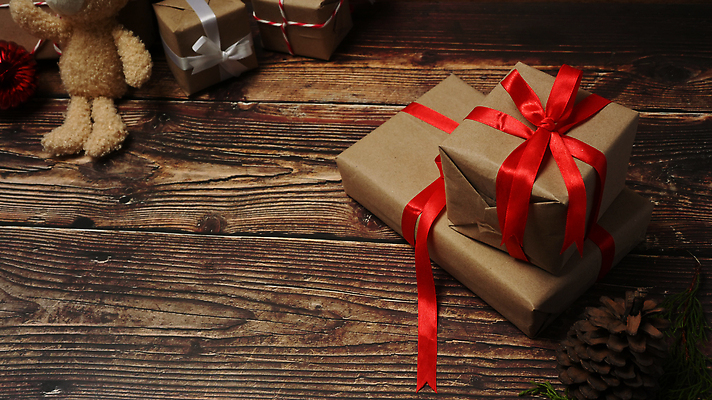 포토 JPG 해외이미지 크리스마스 사람없음 선물상자 하이앵글 쌓기 곰인형 오브젝트 나무배경 해외202310 해외포토 기념일 인형 뷰포인트 백그라운드 모션 선물 상자 파일형식