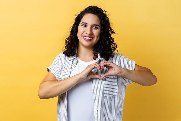포토 JPG 해외이미지 모양 손 여자 행복 중동 청소년 아이디어 실내 발렌타인데이 건강 사랑 한명 웃음 사람 동양인 평화 희망 우정 낭만 화려 인도인 집중 심볼 만들기 보여주기 히스패닉 고립 노란배경 이란 헬프 자선단체 해외202310 해외포토 외국인 1 감정 나라 백그라운드 컨셉 모션 데이이벤트 표정 인종 내부 신체부위 친구 노란색 도움 그룹 자선 파일형식