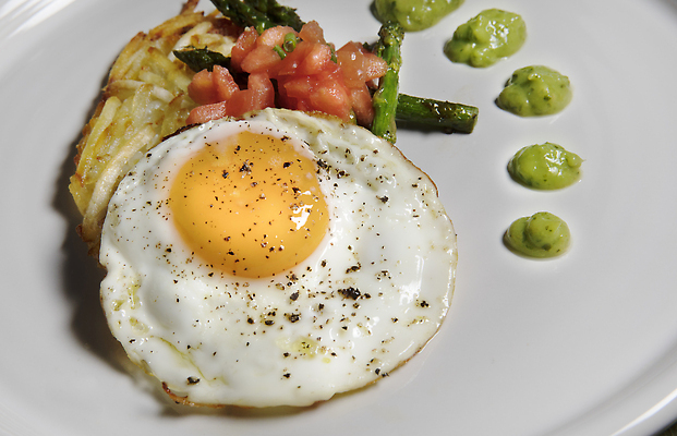 포토 JPG 해외이미지 그릇 접시 음식 포크 토마토 탁자 감자 요리 사람없음 계란 식사 튀김 맛 아침식사 준비 아스파라거스 아보카도 해외202310 해외포토 식기 가구 컨셉 채소 과일 알 파일형식