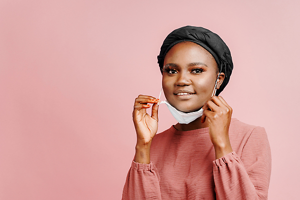 포토 JPG 해외이미지 행복 얼굴 백그라운드 아프리카 건강 가면 마스크 한명 미소 안전 사람 뷰티 검은색 고통 표현 호흡기관 바이러스 보호 질병 예방 긍정 감염 고립 돌봄 전염병 코로나바이러스 해외202310 해외포토 1 감정 나라 컬러 컨셉 의학 모션 표정 신체부위 장기_의학 파일형식