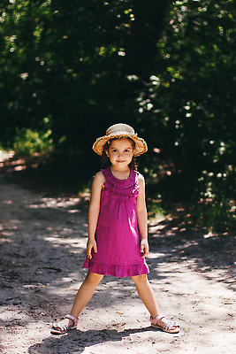 포토 JPG 해외이미지 나무 식물 백인 라이프스타일 드레스 공원 여자 꽃 행복 어린이 가족 자연 휴가 함께함 한명 사람 야외 초록색 빛 컬러풀 금발 태양 뷰티 봄 기쁨 숲 해외202310 해외포토 자연요소 서양인 1 헤어스타일 옷 계절 공공시설 감정 컬러 컨셉 관계 생활 생태계 파일형식