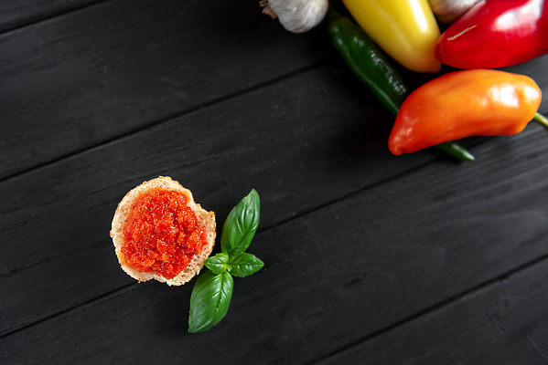 포토 JPG 해외이미지 전통 접시 음식 빵 조각 백그라운드 토마토 채소 오렌지 고추 파슬리 샌드위치 마늘 요리 사람없음 빨간색 초록색 주방 검은색 식사 저녁식사 펼침 빵집 우유 흰색 신선 뜨거움 맛 아침식사 케첩 만취 향신료 유기농 매움 슬라이스 반죽 토스트 향 후추 고립 채식주의자 핸드메이드 맛있는 해외202310 해외포토 식기 웰빙 컬러 컨셉 과일 모션 유제품 상점 소스_음식 채식 술취함 향미료 파일형식