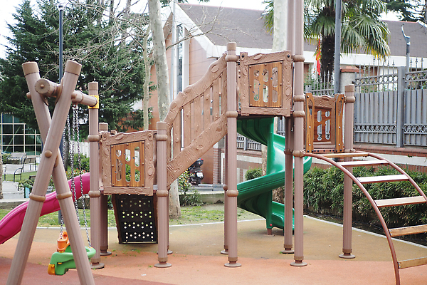 포토 JPG 해외이미지 디자인 공원 어린이 컬러 놀이 주택 사람없음 야외 목재 장난감 운동 유치원 장비 게임 흰색 놀이터 오두막 지역 땅바닥 해외202310 해외포토 나무 공공시설 교육 재료 바닥 건강 사람 건물 파일형식