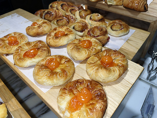 포토 JPG 해외이미지 음식 조각 백그라운드 과일 디저트 요리 사람없음 과자 케이크 주방 빵집 껍질 신선 황금 달콤 맛 아침식사 굽기 퍼프 복숭아 라임 폭식 타르트 페스츄리 핸드메이드 맛있는 해외202310 해외포토 빵 컨셉 상점 식사 구이 파이_빵 파일형식