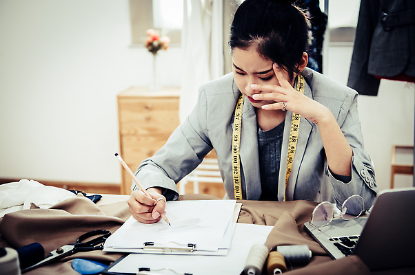 포토 JPG 해외이미지 직업 드레스 종이 비즈니스 버스 스트레스 아이디어 피곤 한명 노트북 컴퓨터 사무실 유행 고통 금지 슬픔 업무 실패 좌절 질병 야간 바느질 디자이너 책상 고민 두통 업무과다 비서 문제 재단 재단사 마감 부정적 부티크 압력 해외202310 해외포토 자연요소 1 옷 감정 육상교통 가구 컨셉 의학 대중교통 사람 전자제품 작업 파일형식