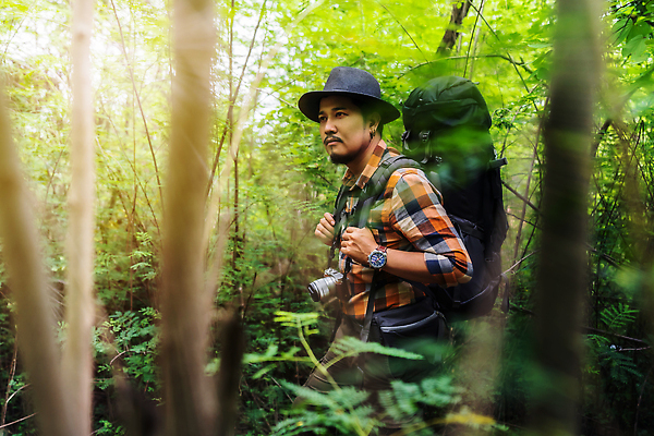 포토 JPG 해외이미지 나무 백인 라이프스타일 응시 남자 행복 여행 백그라운드 배낭 태국 자연 휴가 산 한국 건강 한명 서기 사람 동양인 성인 야외 목재 여행객 걷기 카메라 일본 중국 산책 트래킹 하이킹 가을 숲 배낭여행 백패커 하이커 해외202310 해외포토 서양인 식물 1 시선 계절 감정 아시아 가방 재료 모션 레저 휴식 인종 생활 전자제품 생태계 파일형식