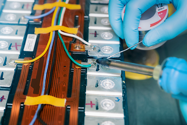 포토 JPG 해외이미지 손 산업 공장 자동차 안내 세포 안전 사람없음 금속 자전거 힘 장비 에너지 오토바이 공구 업무 작업실 기술자 엔지니어 수리 철 서비스 순환 전자 부드러움 철사 수납 통조림 공학 DIY 유지 베터리 하드웨어 해외202310 해외포토 직업 교육 육상교통 공업 모션 재질 취미 신체부위 컴퓨터 바이크 도구 작업 감각 파일형식