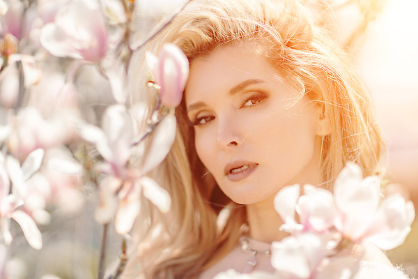 포토 JPG 해외이미지 응시 여자 한명 상반신 성인 야외 빛 햇빛 뷰티 봄 목련 목련나무 성인여자한명만 해외202310 해외포토 나무 1 시선 계절 꽃 사람 태양 여자한명만 성인여자만 파일형식