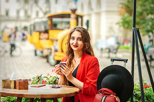 포토 JPG 해외이미지 백인 응시 여자 행복 여행 탁자 휴가 거리 한명 앉기 상반신 성인 옆모습 빨간색 스마트폰 여행객 여행가방 도시 우아함 커피잔 고속열차 성인여자한명만 해외202310 해외포토 서양인 1 시선 감정 커피 뷰포인트 컬러 가구 컨셉 가방 모션 잔 사람 핸드폰 스마트기기 기차 여자한명만 성인여자만 파일형식