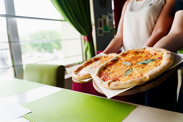 포토 JPG 해외이미지 전통 접시 손 음식 조각 장갑 다이어트 토마토 채소 부분 탁자 치즈 피자 패스트푸드 요리 사람없음 목재 빨간색 식사 저녁식사 이탈리아 껍질 클래식 맛 폐기물 강의 굽기 웨이터 메인 속도 매움 반죽 바질 점심식사 마르게리타피자 모짜렐라치즈 해로움 해외202310 해외포토 나무 직업 식기 잡화 유럽 컬러 가구 컨셉 재료 유제품 서양음식 건강 신체부위 인스턴트 쓰레기 구이 파일형식