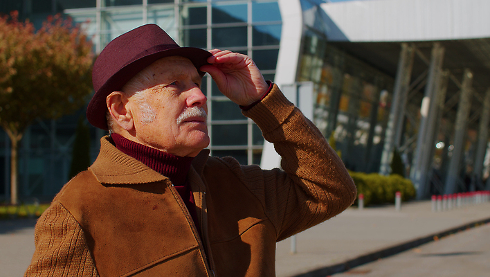 포토 JPG 해외이미지 백인 할아버지 노년 남자 행복 여행 가방 비즈니스 교통시설 휴가 휴식 한명 사람 여행객 걷기 여행가방 추위 짐 도시 비즈니스맨 티켓 당기기 도심 역 공항 군중 도착 항공 출발 대문 여권 승객 수하물 옛날 터미널 해외202310 해외포토 서양인 1 잡화 감정 교통 컨셉 모션 성인 문 직장인 시설 파일형식